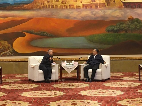 康仁健省長與張平理事長洽談.jpg 康仁健省長與張平理事長洽談.jpg