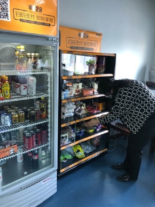 張姐在整理無(wú)人貨架商品 .jpg 張姐在整理無(wú)人貨架商品 .jpg