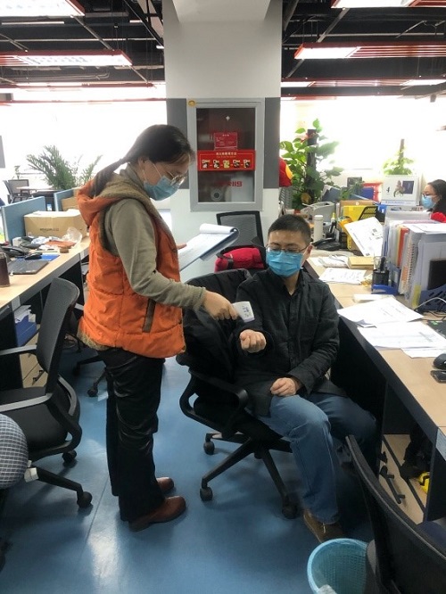 例行檢測(cè)員工體溫.jpg 例行檢測(cè)員工體溫.jpg