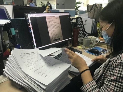 核對(duì)公司合同,過(guò)程枯燥卻沒(méi)有半分的大意.jpg 核對(duì)公司合同,過(guò)程枯燥卻沒(méi)有半分的大意.jpg